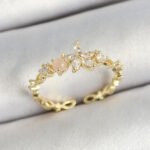 Pirinç Papatya Figürlü Zirkon Taşlı Gold Renk Ayarlanabilir Kadın Yüzük
