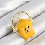 3D Kulaklıklı Sarı Civciv Figürlü Gold Renk Kadın Broş