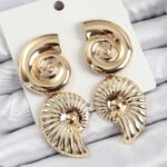 Pirinç Sarmal Sallantılı Deniz Kabuğu Vintage Model Gold Renk Küpe