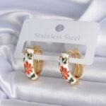 Pirinç Gold Renk Beyaz Renk Çiçek İşleme Detay Kadın Küpe