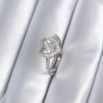 Pirinç Gümüş Renk Zirkon Taşlı Kalp Charm Model Kadın Yüzük