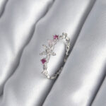 Pirinç Gümüş Renk Zirkon Taşlı Çiçek Model Pembe Zirkon Taş Detay Kadın Yüzük