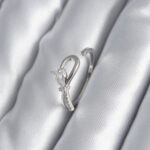 Pirinç Gümüş Renk Zirkon Taş Detay Kurdele Model Kadın Yüzük