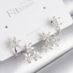 Pirinç Gümüş Renk Zirkon Taşlı Çiçek Tasarım Kadın Küpe