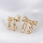 Pirinç Gold Renk Çizgi Detay Fiyonk Küpe