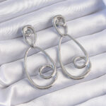 Pirinç Gümüş Renk Kıvrımlı Sallantılı Küpe