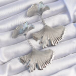 Pirinç Gümüş Renk Tırtıklı Yaprak Model Sallantılı Küpe