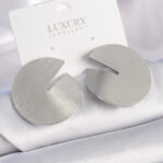 Pirinç Gümüş Renk Daire Plaka Model Kadın Küpe