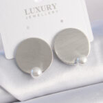 Pirinç Gümüş Renk Plaka Model İnci Detay Kadın Küpe