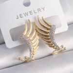 Pirinç Gold Renk Zirkon Taşlı Kanat Model Kadın Küpe