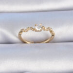 Pirinç Gold Renk Tek Taş Model Zirkon Taşlı Kadın Yüzük