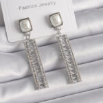 Pirinç Gümüş Renk Kare İnci Zirkon Taşlı Su Yolu Model Kadın Küpe