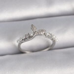 Pirinç Gümüş Renk Ayarlanabilir Zirkon Taşlı Balık Kuyruğu İnci Detay Model Kadın Yüzük