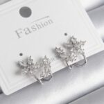 Pirinç Gümüş Renk Zirkon Taşlı Çiçek Model Kadın Küpe