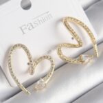 Pirinç Gold Renk Zirkon Taşlı Yılan Kalp Model Kadın Küpe