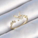 Pirinç Gold Renk Zirkon Taş Detaylı Beyaz Mineli Kelebek Model Kadın Yüzük