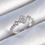 Pirinç Gümüş Renk İncili Yonca Model Zirkon Taş Detaylı Kadın Yüzük