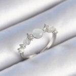 Pirinç Gümüş Renk Zirkon Taşlı Yıldız Detay Beyaz Mineli Kadın Yüzük