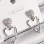 Pirinç Gümüş Renk Zirkon Taşlı Kalp Model Kadın Küpe