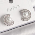 Pirinç Gümüş Renk Zirkon Taşlı Salyangoz Model İnci Detay Kadın Küpe