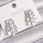 Pirinç Gümüş Renk Zirkon Taşlı Yaprak Model İnci Detay Kadın Küpe