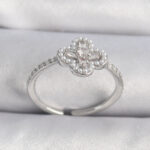 Pirinç Gümüş Renk Zirkon Taşlı Yonca Model İnci Detay Kadın Yüzük