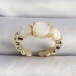 Pirinç Gold Renk Zirkon Taş Detaylı Beyaz Sedefli VIP Seri Kadın Yüzük