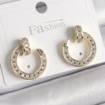 Pirinç Gold Renk Zirkon Taşlı Çivi Halka Model Kadın Küpe