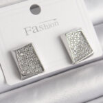 Pirinç Gümüş Renk Zirkon Taşlı Plaka Model Kadın Küpe