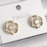 Pirinç Gold Renk Zirkon Taşlı Yonca Model Kadın Küpe