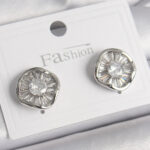 Pirinç Gümüş Renk Zirkon Taşlı Yonca Model Kadın Küpe