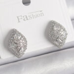 Pirinç Gümüş Renk Zirkon Taş İşlemeli Damla Model Kadın Küpe