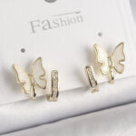 Pirinç Gümüş Renk Zirkon Taş Detaylı Beyaz Sedefli Kelebek Model Kadın Küpe