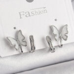 Pirinç Gümüş Renk Zirkon Taş Detaylı Beyaz Sedefli Kelebek Model Kadın Küpe