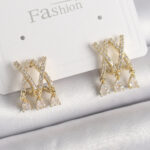 Pirinç Gold Renk Zirkon Taşlı X Model Sallantı Detay Kadın Küpe