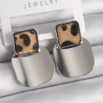 Pirinç Gümüş Renk Kare Plaka Leopar Desenli Kadın Küpe