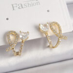 Pirinç Gold Renk Düğüm Model Zirkon Taşlı Kalp Detay Kadın Küpe