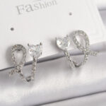 Pirinç Gümüş Renk Düğüm Model Zirkon Taşlı Kalp Detay Kadın Küpe