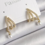 Pirinç Gold Renk Zirkon Taşlı Pençe Model İnci Detay Kadın Küpe