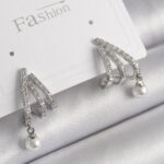 Pirinç Gümüş Renk Zirkon Taşlı Pençe Model İnci Detay Kadın Küpe