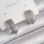 Pirinç Gümüş Renk Zirkon Taşlı Yarım Halka Model Kadın Küpe