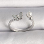 Pirinç Gümüş Renk Zirkon Taş Detaylı Beyaz Mineli Kelebek Figür İnci Detay Ayarlanabilir Yüzük