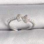 Pirinç Gümüş Renk Zirkon Taşlı Fiyonk İnci Detay Ayarlanabilir Yüzük