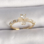 Pirinç Gümüş Renk Zirkon Taşlı Beyaz Mineli Yonca Model İnci Detay Ayarlanabilir Yüzük