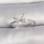 Pirinç Gümüş Renk Zirkon Taşlı Kelebek Model İnci Detaylı Ayarlanabilir Yüzük