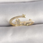 Pirinç Gold Renk Zirkon Taşlı Beyaz Mineli Yıldız Detaylı Ayarlanabilir Kadın Yüzük