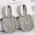 Pirinç Gümüş Renk İşlemeli Kare Plaka Model Kadın Küpe