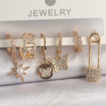 Pirinç Gold Renk Zirkon Sallantı Zirkon Taşlı İnci Detay Kelebek Figür Kadın Küpe Seti