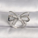 Pirinç Gümüş Renk Ayarlanabilir Zirkon Taşlı Kurdele Model Kadın Yüzük