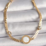 316L Çelik Gold Renk Yassı Zincir Model Zirkon Taş Detaylı Beyaz Mineli Madalyon Model Kadın Bileklik